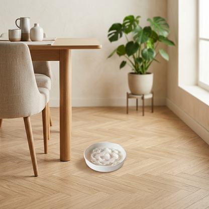 Gamelle anti-glouton chat en céramique blanche posée sur un parquet
